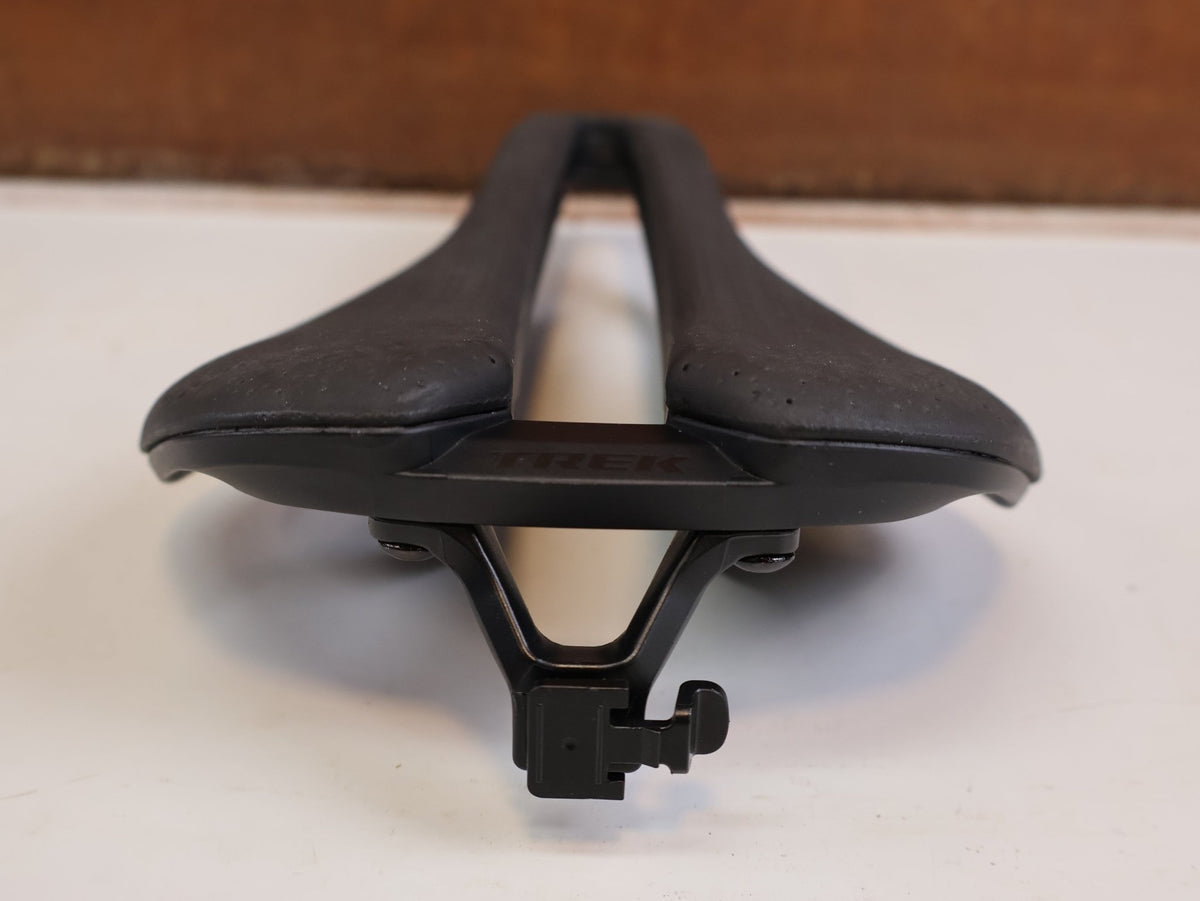 Sattel von Trek, TREK AEOLUS PRO AIRLOOM CARBON SATTEL 3D DRUCK 145MM 180G BLENDR vor USEDBIKES-OB.DE Hintergrund
