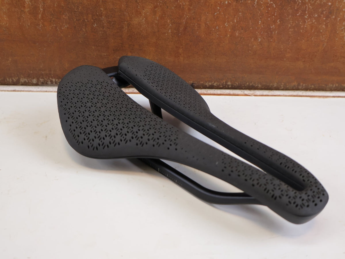 Sattel von Trek, TREK AEOLUS PRO AIRLOOM CARBON SATTEL 3D DRUCK 145MM 180G BLENDR vor USEDBIKES-OB.DE Hintergrund