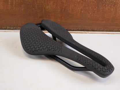 Sattel von Trek, TREK AEOLUS PRO AIRLOOM CARBON SATTEL 3D DRUCK 145MM 180G BLENDR vor USEDBIKES-OB.DE Hintergrund