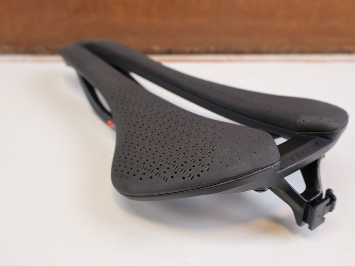 Sattel von Trek, TREK AEOLUS PRO AIRLOOM CARBON SATTEL 3D DRUCK 145MM 180G BLENDR vor USEDBIKES-OB.DE Hintergrund