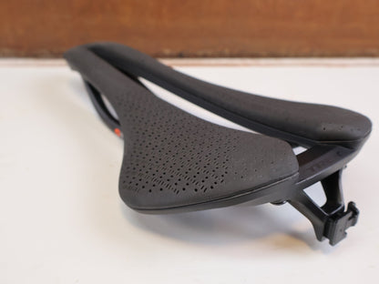 Sattel von Trek, TREK AEOLUS PRO AIRLOOM CARBON SATTEL 3D DRUCK 145MM 180G BLENDR vor USEDBIKES-OB.DE Hintergrund