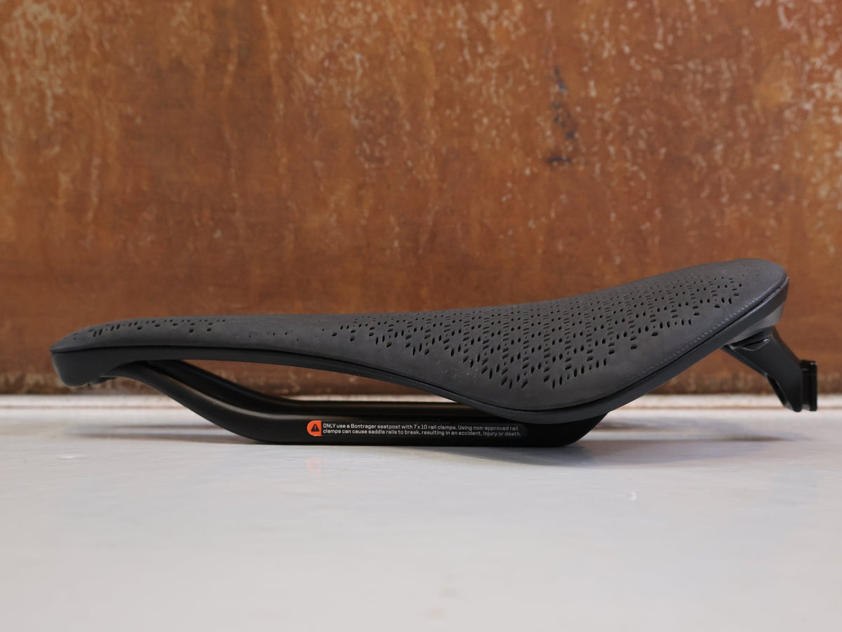 Sattel von Trek, TREK AEOLUS PRO AIRLOOM CARBON SATTEL 3D DRUCK 145MM 180G BLENDR vor USEDBIKES-OB.DE Hintergrund