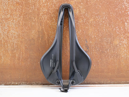 Sattel von Trek, TREK AEOLUS PRO AIRLOOM CARBON SATTEL 3D DRUCK 145MM 180G BLENDR vor USEDBIKES-OB.DE Hintergrund