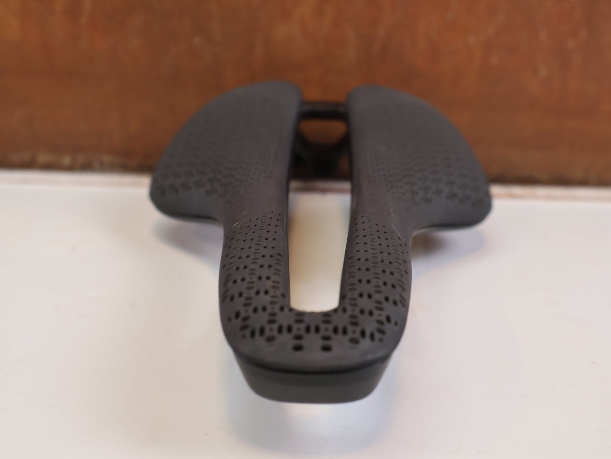 Sattel von Trek, TREK AEOLUS PRO AIRLOOM CARBON SATTEL 3D DRUCK 145MM 180G BLENDR vor USEDBIKES-OB.DE Hintergrund