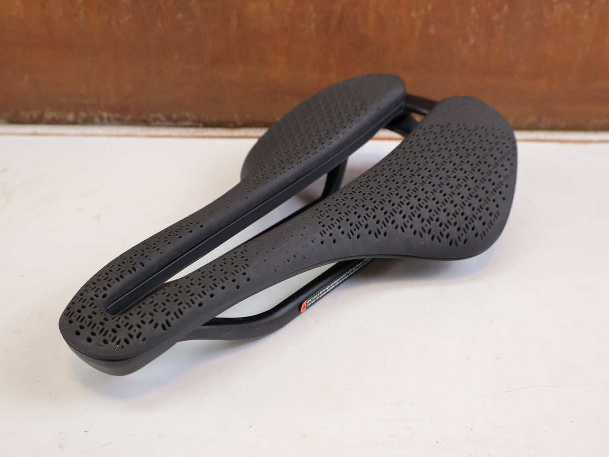Sattel von Trek, TREK AEOLUS PRO AIRLOOM CARBON SATTEL 3D DRUCK 145MM 180G BLENDR vor USEDBIKES-OB.DE Hintergrund