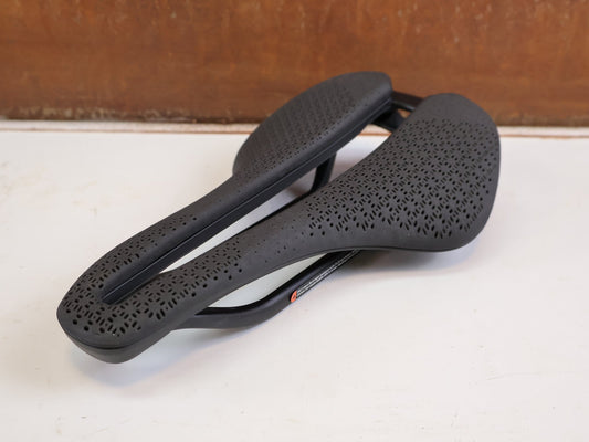 Sattel von Trek, TREK AEOLUS PRO AIRLOOM CARBON SATTEL 3D DRUCK 145MM 180G BLENDR vor USEDBIKES-OB.DE Hintergrund