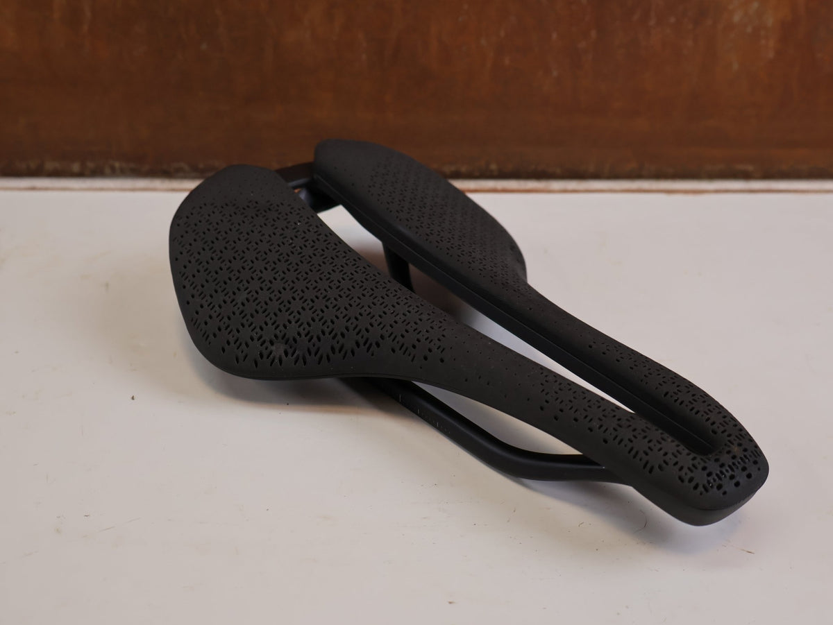 Sattel von Trek, TREK AEOLUS PRO AIRLOOM CARBON SATTEL 3D DRUCK 155MM 182G BLENDR vor USEDBIKES-OB.DE Hintergrund