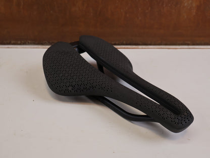 Sattel von Trek, TREK AEOLUS PRO AIRLOOM CARBON SATTEL 3D DRUCK 155MM 182G BLENDR vor USEDBIKES-OB.DE Hintergrund
