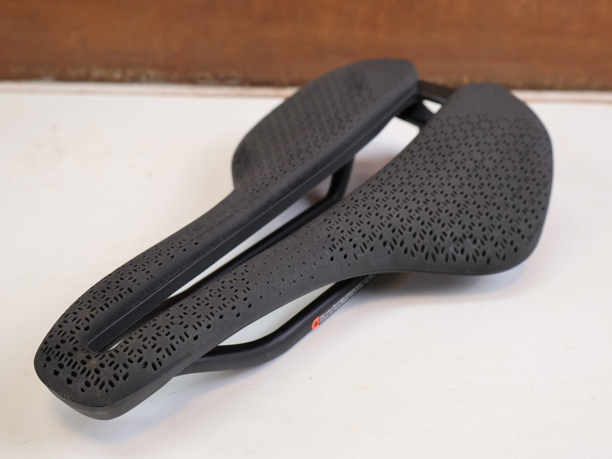 Sattel von Trek, TREK AEOLUS PRO AIRLOOM CARBON SATTEL 3D DRUCK 155MM 182G BLENDR vor USEDBIKES-OB.DE Hintergrund