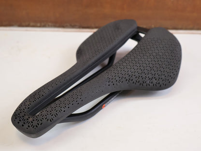Sattel von Trek, TREK AEOLUS PRO AIRLOOM CARBON SATTEL 3D DRUCK 155MM 182G BLENDR vor USEDBIKES-OB.DE Hintergrund