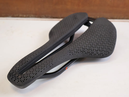 Sattel von Trek, TREK AEOLUS PRO AIRLOOM CARBON SATTEL 3D DRUCK 155MM 182G BLENDR vor USEDBIKES-OB.DE Hintergrund
