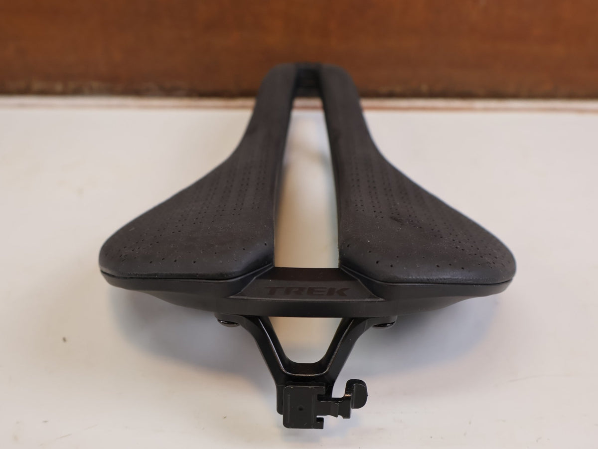 Sattel von Trek, TREK AEOLUS PRO AIRLOOM CARBON SATTEL 3D DRUCK 155MM 182G BLENDR vor USEDBIKES-OB.DE Hintergrund