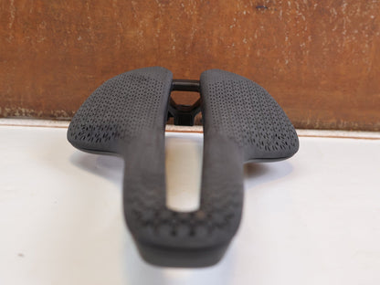 Sattel von Trek, TREK AEOLUS PRO AIRLOOM CARBON SATTEL 3D DRUCK 155MM 182G BLENDR vor USEDBIKES-OB.DE Hintergrund