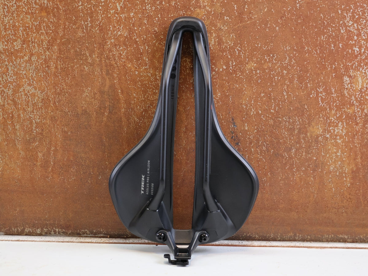 Sattel von Trek, TREK AEOLUS PRO AIRLOOM CARBON SATTEL 3D DRUCK 155MM 182G BLENDR vor USEDBIKES-OB.DE Hintergrund