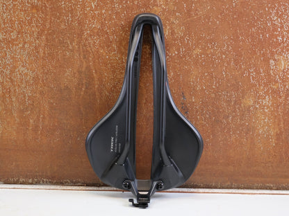 Sattel von Trek, TREK AEOLUS PRO AIRLOOM CARBON SATTEL 3D DRUCK 155MM 182G BLENDR vor USEDBIKES-OB.DE Hintergrund