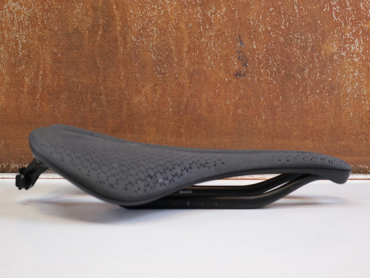 Sattel von Trek, TREK AEOLUS PRO AIRLOOM CARBON SATTEL 3D DRUCK 155MM 182G BLENDR vor USEDBIKES-OB.DE Hintergrund