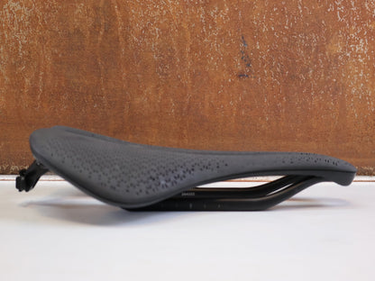Sattel von Trek, TREK AEOLUS PRO AIRLOOM CARBON SATTEL 3D DRUCK 155MM 182G BLENDR vor USEDBIKES-OB.DE Hintergrund