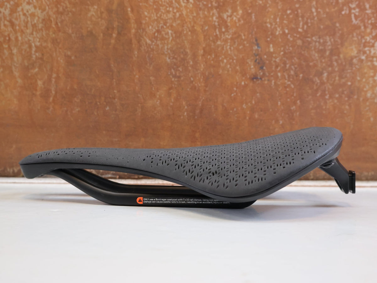 Sattel von Trek, TREK AEOLUS PRO AIRLOOM CARBON SATTEL 3D DRUCK 155MM 182G BLENDR vor USEDBIKES-OB.DE Hintergrund