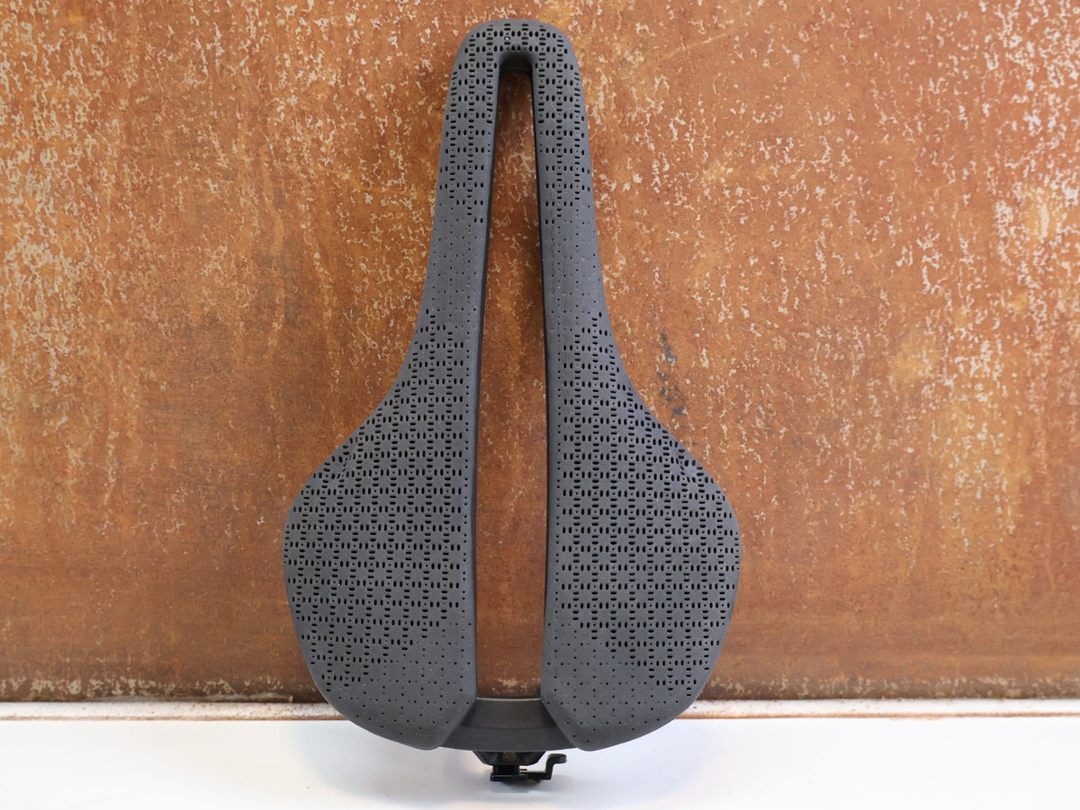 Sattel von Trek, TREK AEOLUS PRO AIRLOOM CARBON SATTEL 3D DRUCK 155MM 182G BLENDR vor USEDBIKES-OB.DE Hintergrund