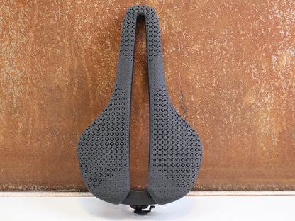 Sattel von Trek, TREK AEOLUS PRO AIRLOOM CARBON SATTEL 3D DRUCK 155MM 182G BLENDR vor USEDBIKES-OB.DE Hintergrund