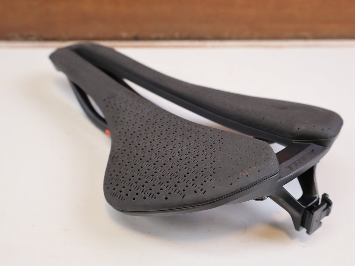 Sattel von Trek, TREK AEOLUS PRO AIRLOOM CARBON SATTEL 3D DRUCK 155MM 182G BLENDR vor USEDBIKES-OB.DE Hintergrund