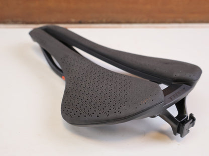 Sattel von Trek, TREK AEOLUS PRO AIRLOOM CARBON SATTEL 3D DRUCK 155MM 182G BLENDR vor USEDBIKES-OB.DE Hintergrund