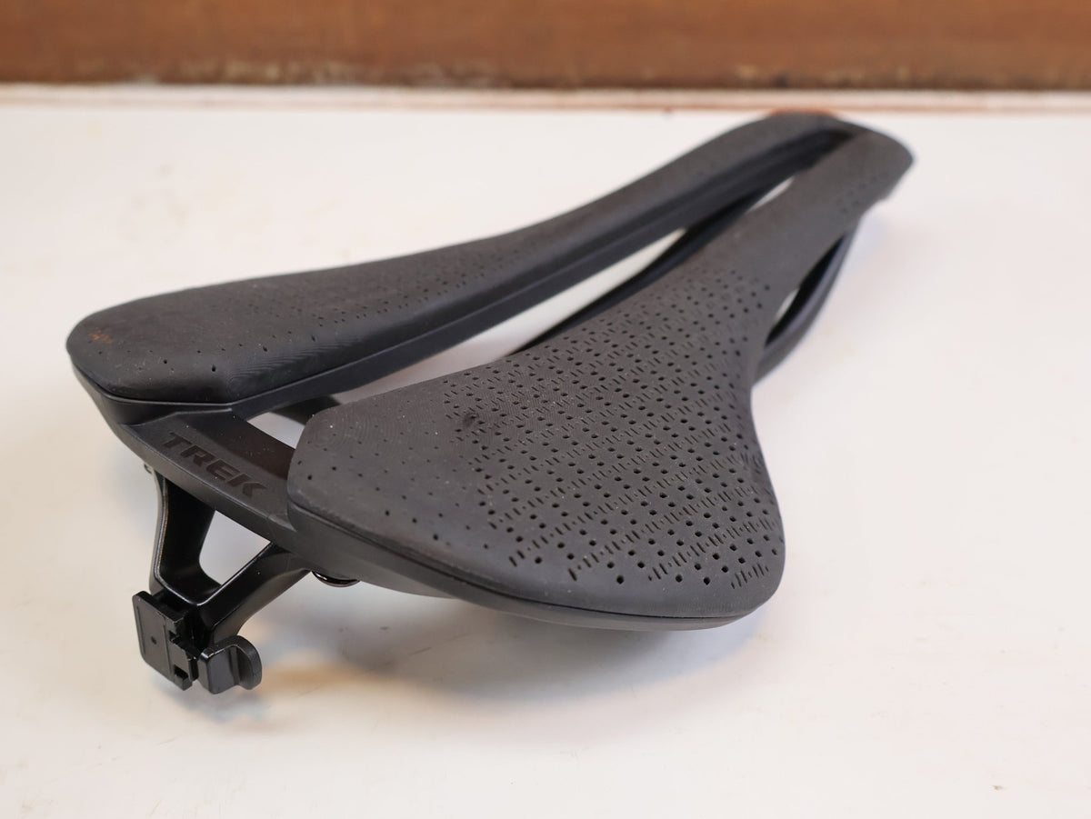 Sattel von Trek, TREK AEOLUS PRO AIRLOOM CARBON SATTEL 3D DRUCK 155MM 182G BLENDR vor USEDBIKES-OB.DE Hintergrund