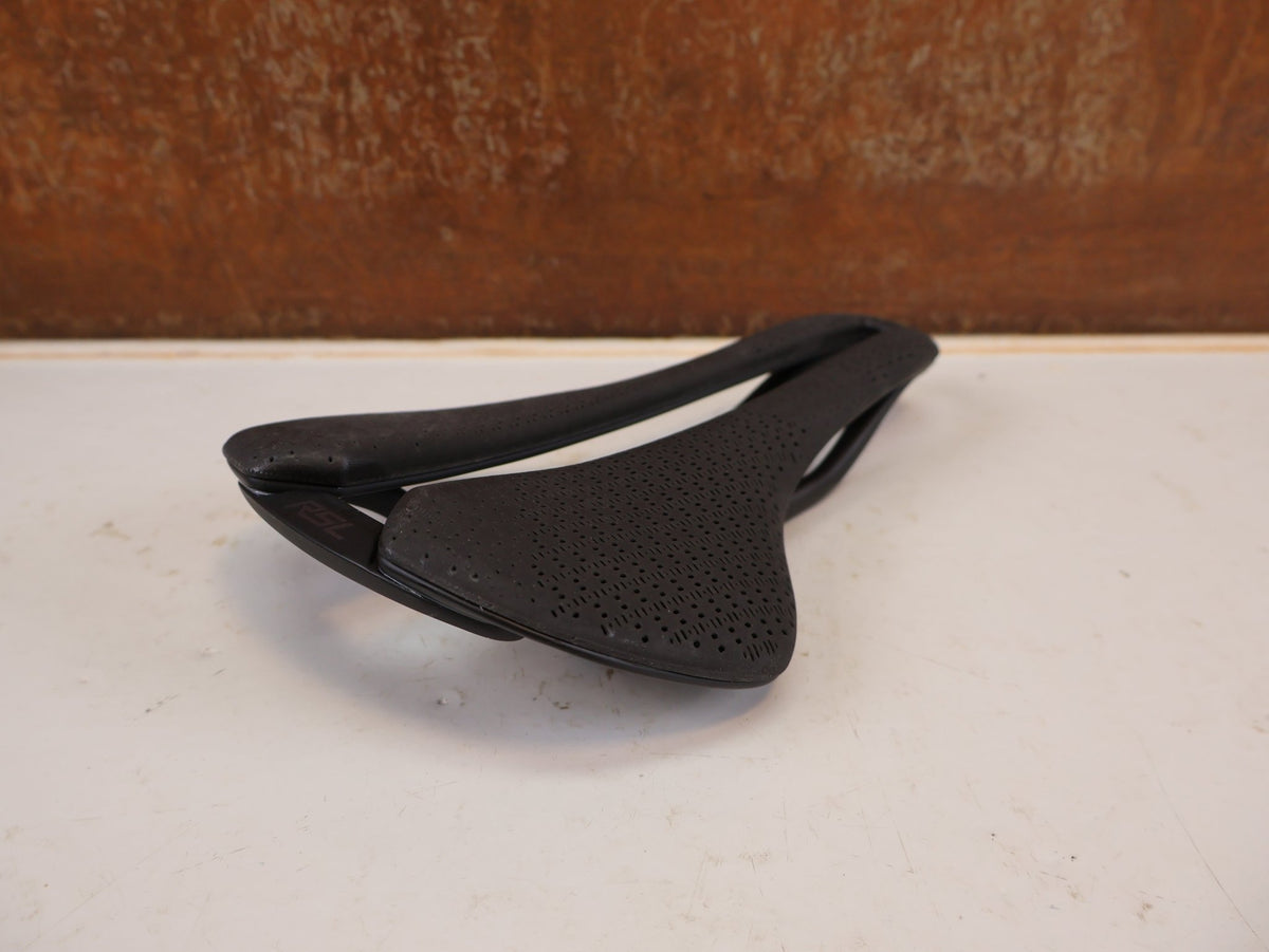 Sattel von Trek, Trek Aeolus RSL AirLoom 3D Carbon Sattel 155mm vor USEDBIKES-OB.DE Hintergrund