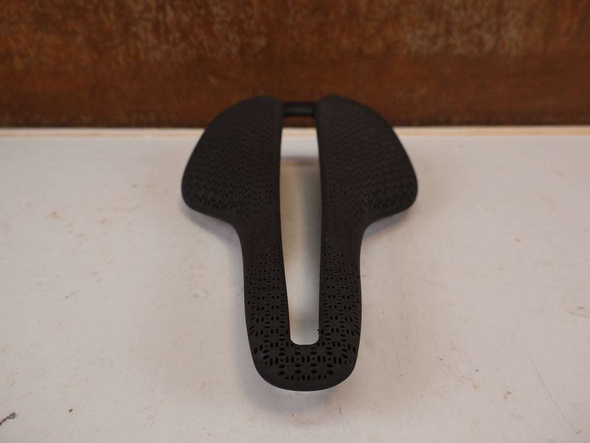 Sattel von Trek, Trek Aeolus RSL AirLoom 3D Carbon Sattel 155mm vor USEDBIKES-OB.DE Hintergrund