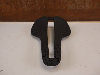 Sattel von Trek, Trek Aeolus RSL AirLoom 3D Carbon Sattel 155mm vor USEDBIKES-OB.DE Hintergrund