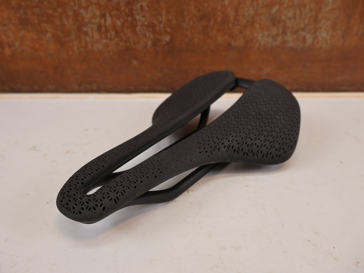 Sattel von Trek, Trek Aeolus RSL AirLoom 3D Carbon Sattel 155mm vor USEDBIKES-OB.DE Hintergrund