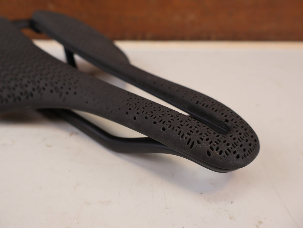 Sattel von Trek, Trek Aeolus RSL AirLoom 3D Carbon Sattel 155mm vor USEDBIKES-OB.DE Hintergrund