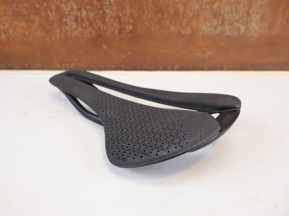 Sattel von Trek, Trek Aeolus RSL AirLoom 3D Carbon Sattel 155mm vor USEDBIKES-OB.DE Hintergrund