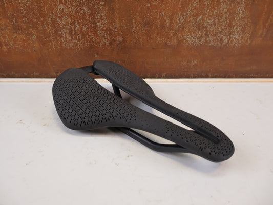 Sattel von Trek, Trek Aeolus RSL AirLoom 3D Carbon Sattel 155mm vor USEDBIKES-OB.DE Hintergrund