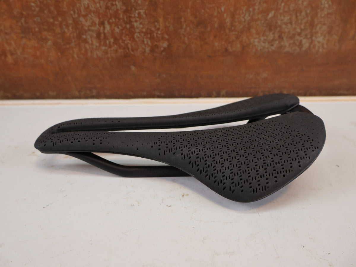 Sattel von Trek, Trek Aeolus RSL AirLoom 3D Carbon Sattel 155mm vor USEDBIKES-OB.DE Hintergrund