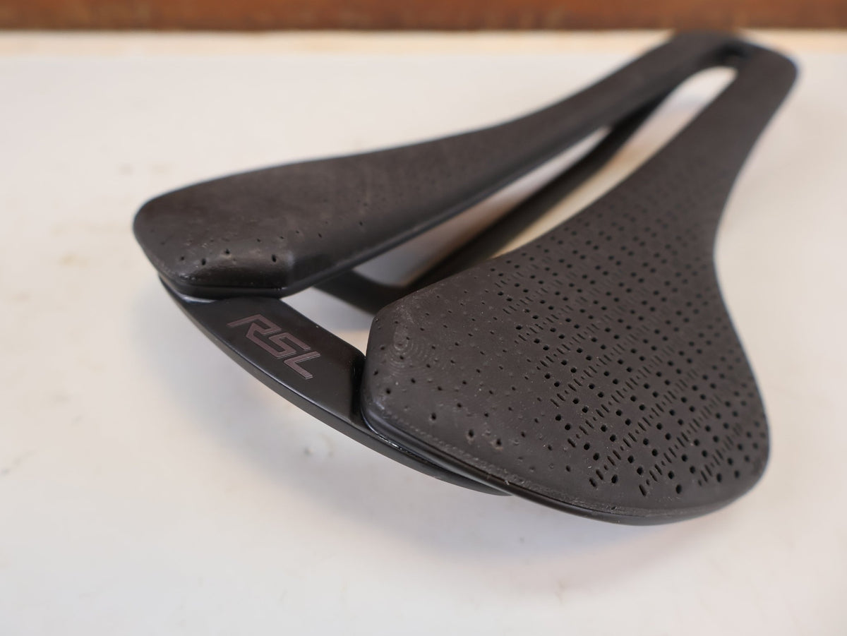 Sattel von Trek, Trek Aeolus RSL AirLoom 3D Carbon Sattel 155mm vor USEDBIKES-OB.DE Hintergrund
