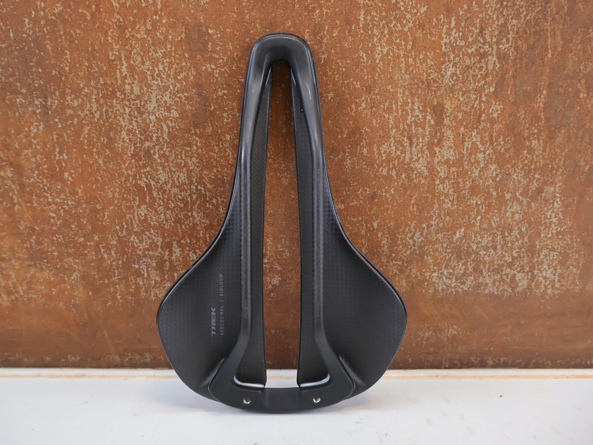 Sattel von Trek, Trek Aeolus RSL AirLoom 3D Carbon Sattel 155mm vor USEDBIKES-OB.DE Hintergrund