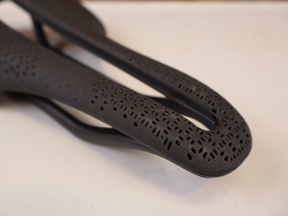 Sattel von Trek, TREK AEOLUS RSL AIRLOOM CARBON 3D SATTEL 155 MM vor USEDBIKES-OB.DE Hintergrund