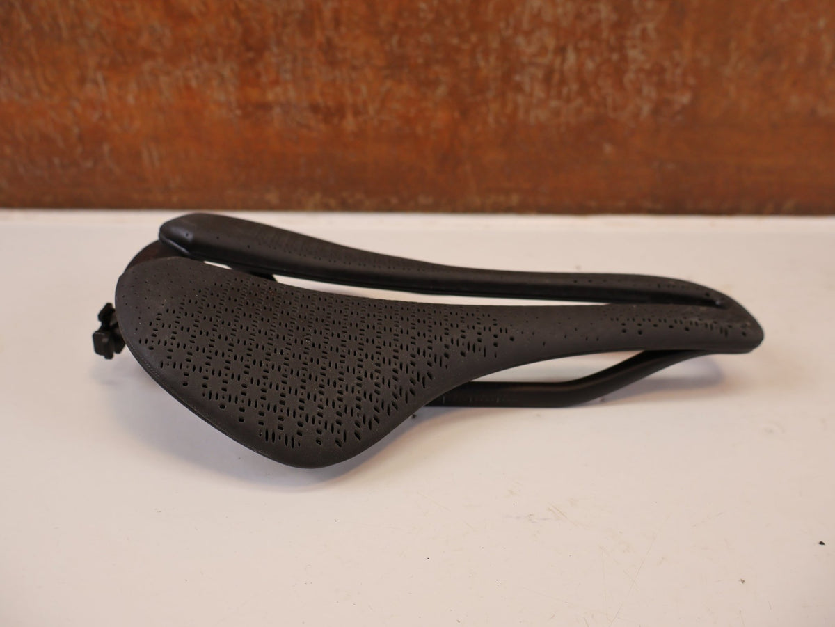 Sattel von Trek, TREK AEOLUS RSL AIRLOOM CARBON 3D SATTEL 155 MM vor USEDBIKES-OB.DE Hintergrund
