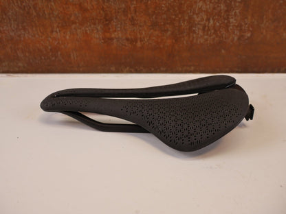 Sattel von Trek, TREK AEOLUS RSL AIRLOOM CARBON 3D SATTEL 155 MM vor USEDBIKES-OB.DE Hintergrund