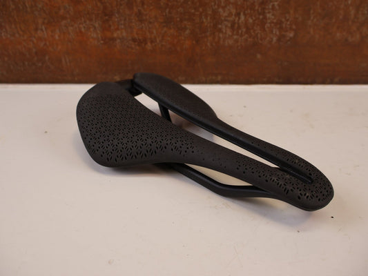 Sattel von Trek, TREK AEOLUS RSL AIRLOOM CARBON 3D SATTEL 155 MM vor USEDBIKES-OB.DE Hintergrund