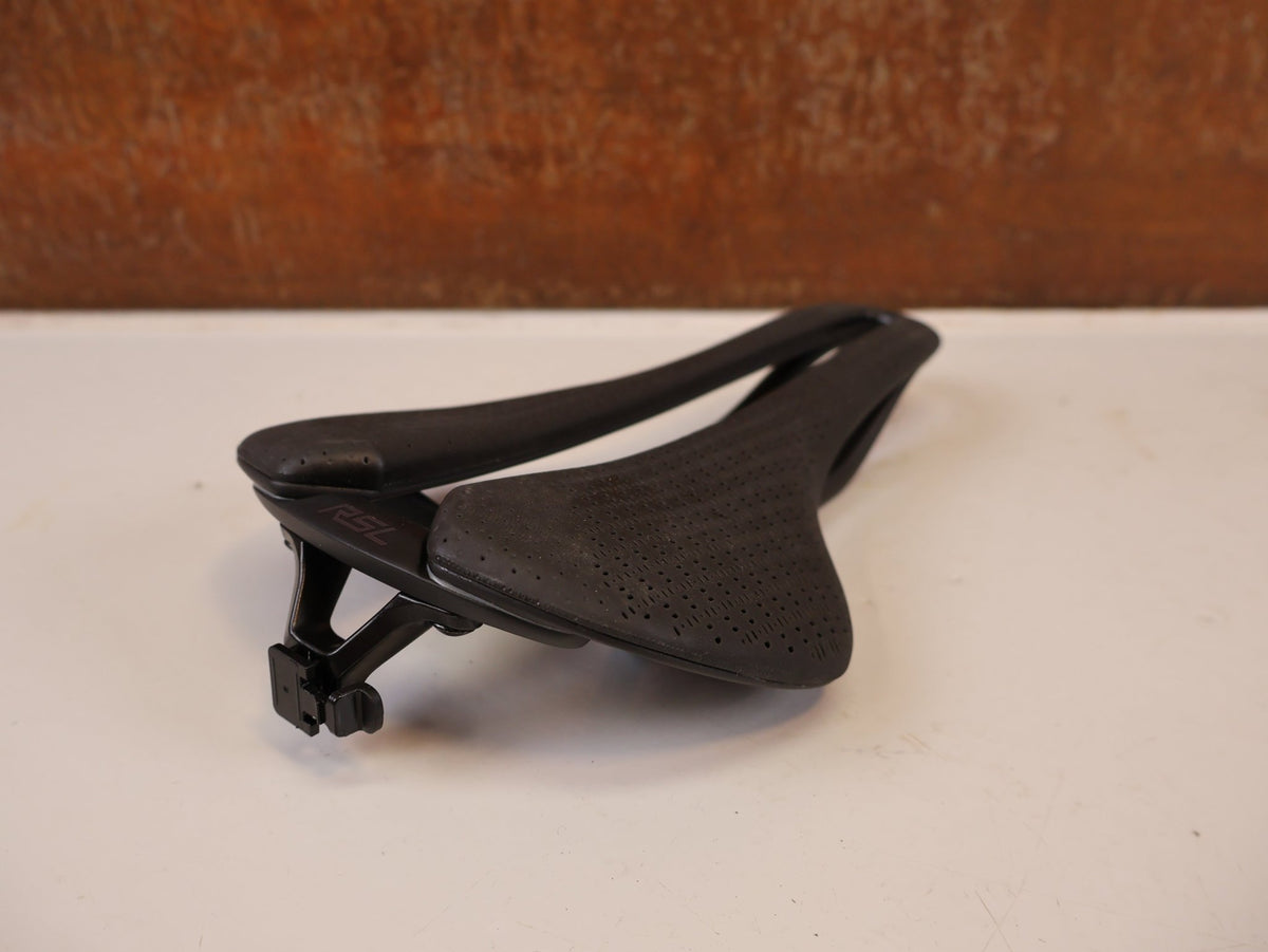Sattel von Trek, TREK AEOLUS RSL AIRLOOM CARBON 3D SATTEL 155 MM vor USEDBIKES-OB.DE Hintergrund