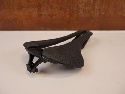 Sattel von Trek, TREK AEOLUS RSL AIRLOOM CARBON 3D SATTEL 155 MM vor USEDBIKES-OB.DE Hintergrund