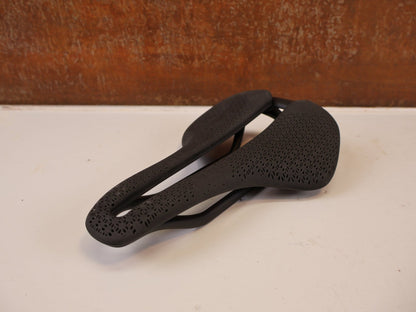 Sattel von Trek, TREK AEOLUS RSL AIRLOOM CARBON 3D SATTEL 155 MM vor USEDBIKES-OB.DE Hintergrund