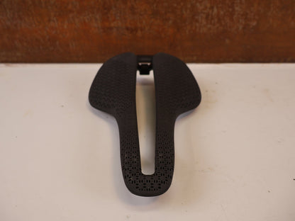 Sattel von Trek, TREK AEOLUS RSL AIRLOOM CARBON 3D SATTEL 155 MM vor USEDBIKES-OB.DE Hintergrund