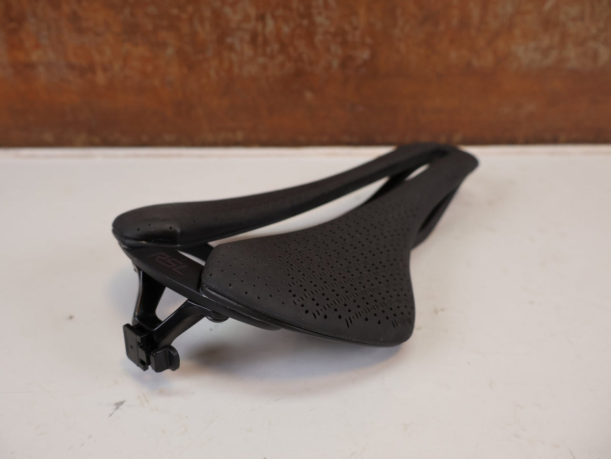 Sattel von Trek, TREK AEOLUS RSL AIRLOOM CARBON SATTEL 3D 145MM 164G HAN 5332089 vor USEDBIKES-OB.DE Hintergrund