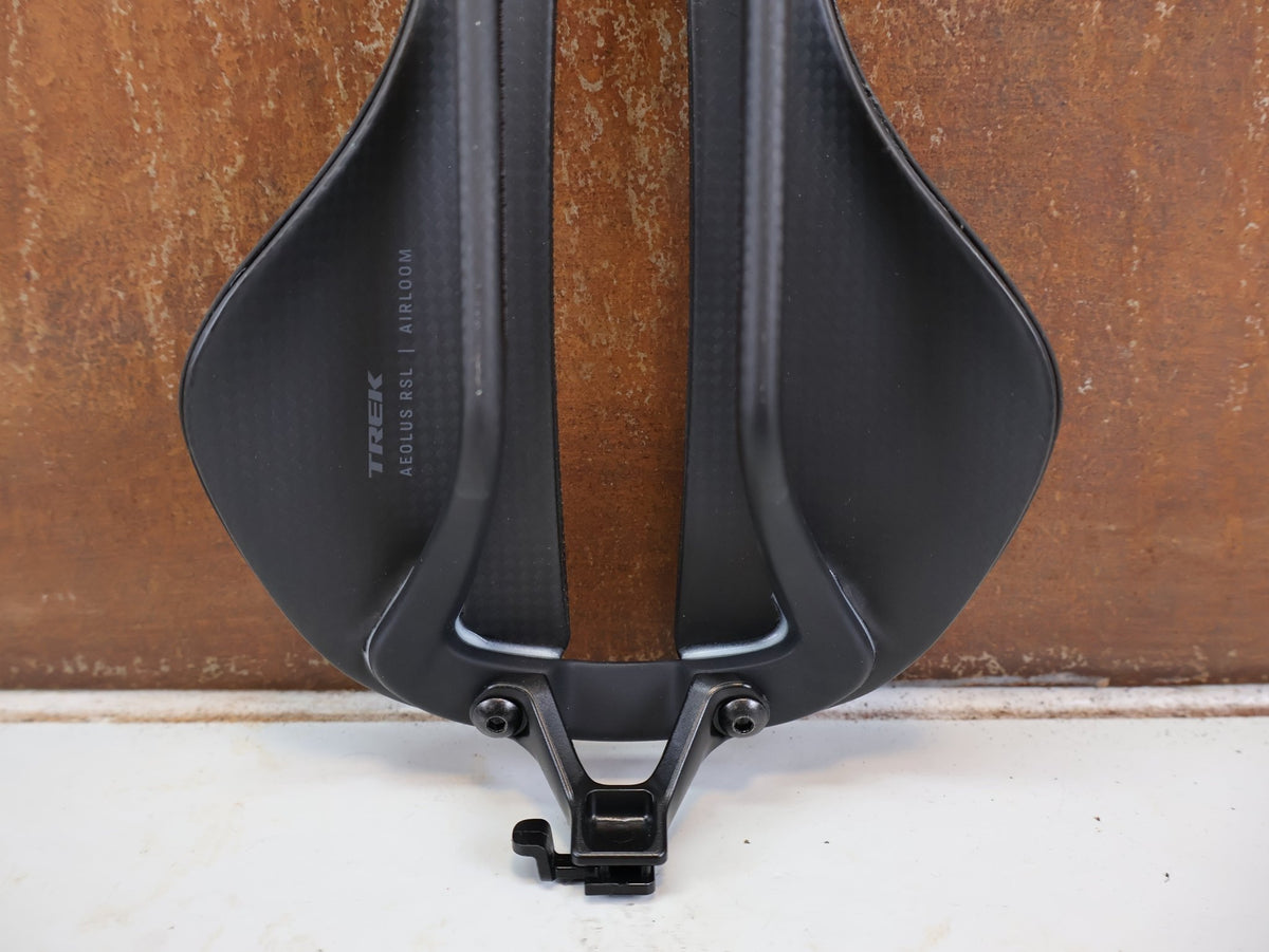Sattel von Trek, TREK AEOLUS RSL AIRLOOM CARBON SATTEL 3D 145MM 164G HAN 5332089 vor USEDBIKES-OB.DE Hintergrund