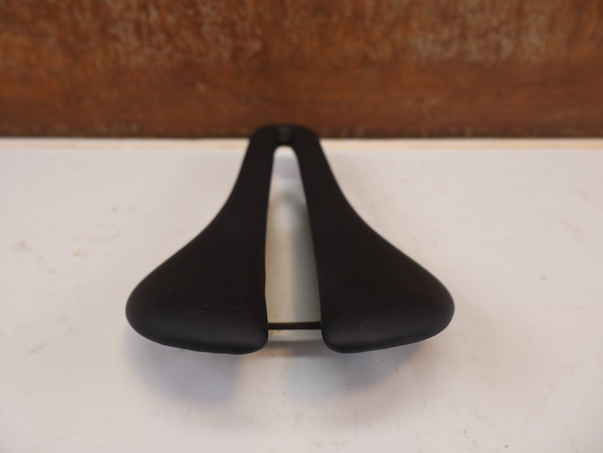 Sattel von Trek, Trek Aeolus RSL Carbon Sattel 145 mm Schwarz 150 g 7x10 mm vor USEDBIKES-OB.DE Hintergrund