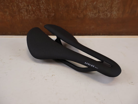 Sattel von Trek, Trek Aeolus RSL Carbon Sattel 145 mm Schwarz 150 g 7x10 mm vor USEDBIKES-OB.DE Hintergrund