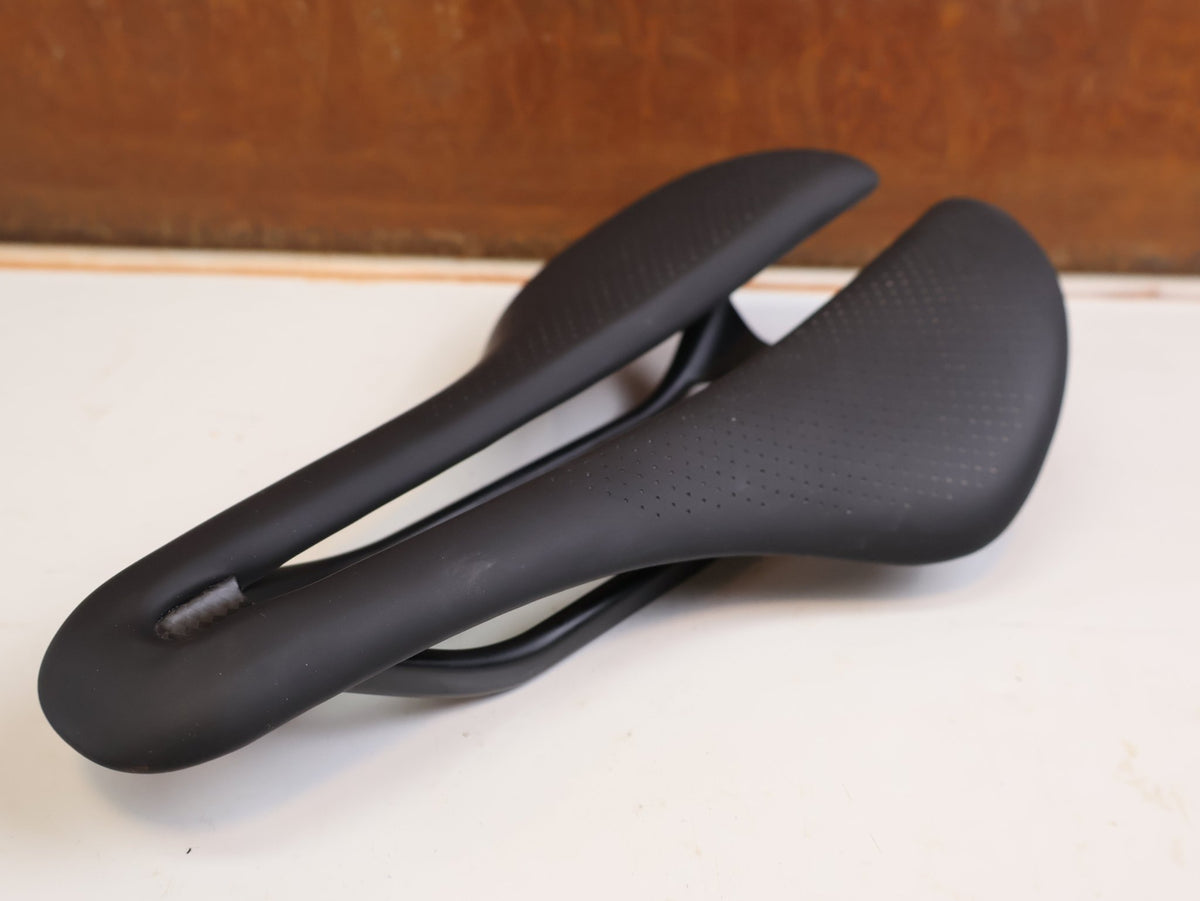 Sattel von Trek, Trek Aeolus RSL Carbon Sattel 145 mm Schwarz 150 g 7x10 mm vor USEDBIKES-OB.DE Hintergrund